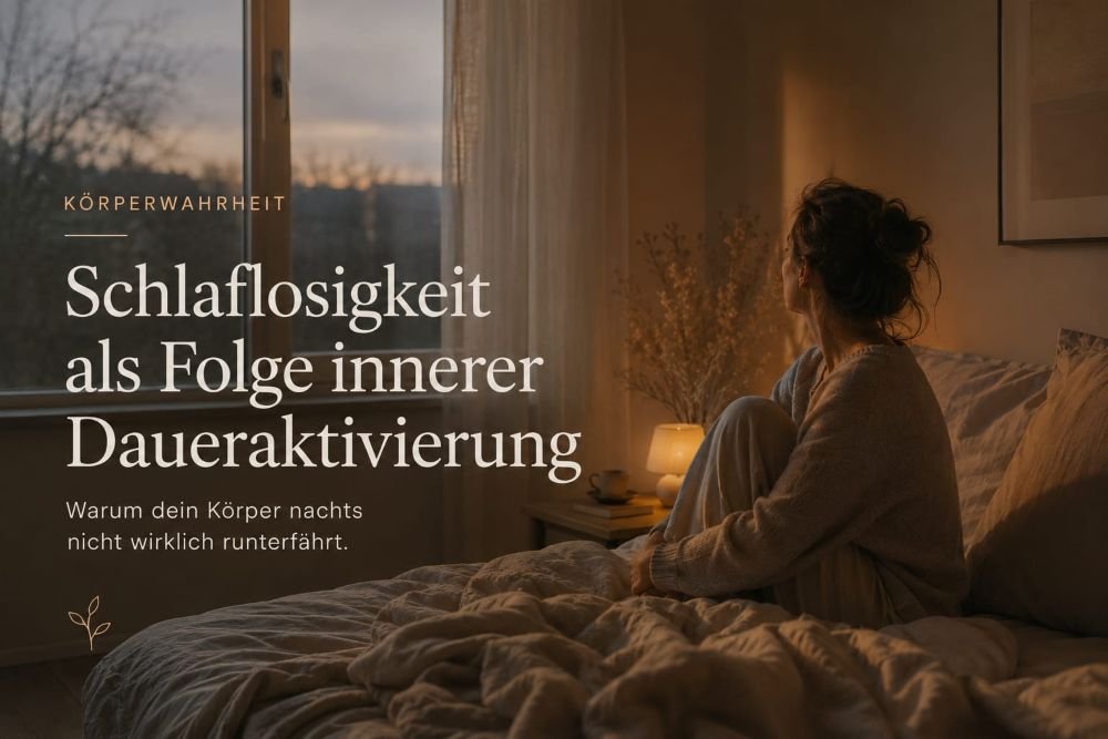 Eine erschöpfte Frau sitzt nachts im warm beleuchteten Schlafzimmer auf dem Bett und blickt nachdenklich aus dem Fenster. Die ruhige Szene vermittelt innere Daueranspannung, Schlaflosigkeit und die Sehnsucht nach echter Ruhe.